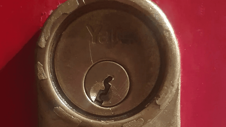 emergency locksmith call out for a snapped key for local locksmiths AD Locksmithing