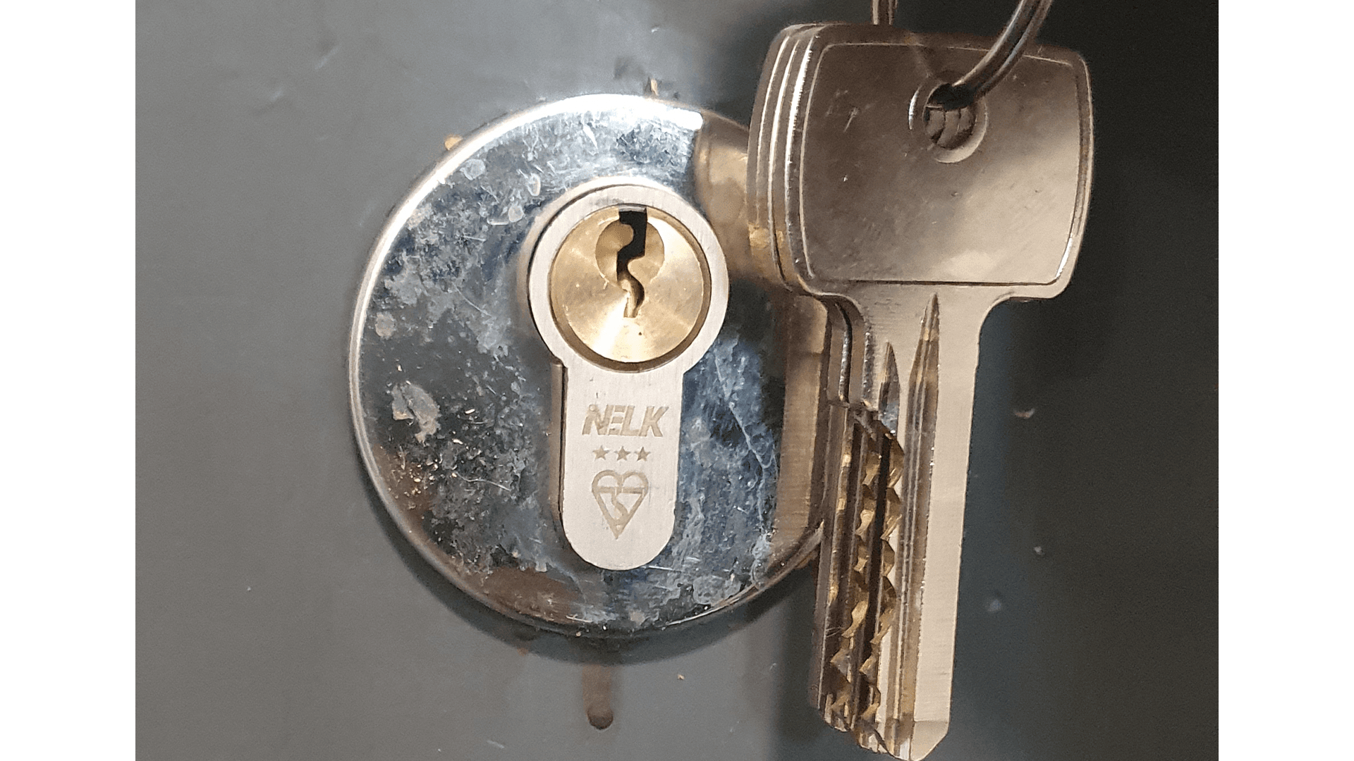 Maintaining locks and keys to prevent key breaking