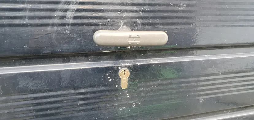 A closup of a garage door lock
