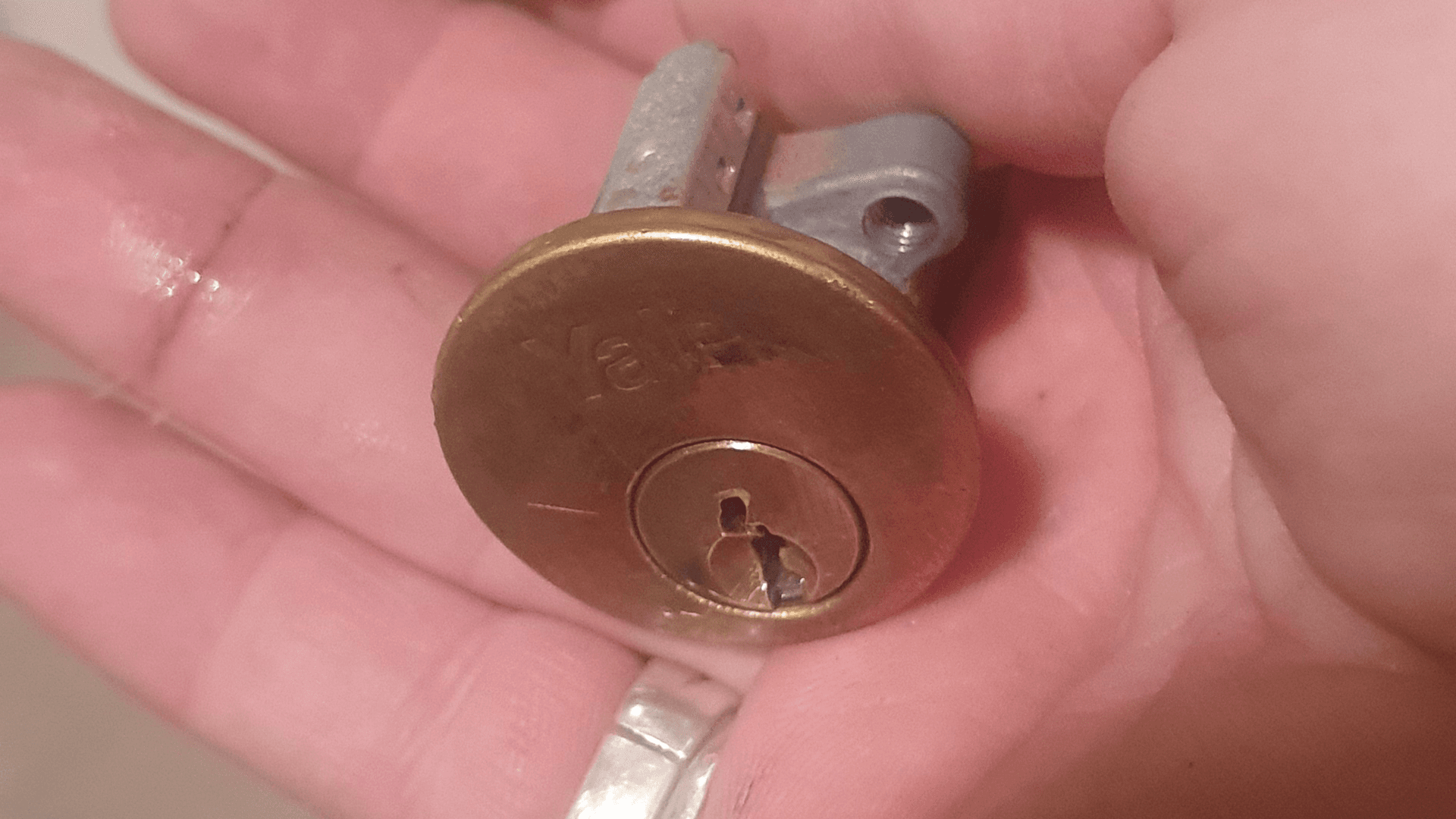 A snapped key extraction with the cylinder shown